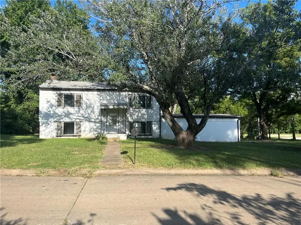 1047 S Cottonwood St, Ottawa, KS 66067