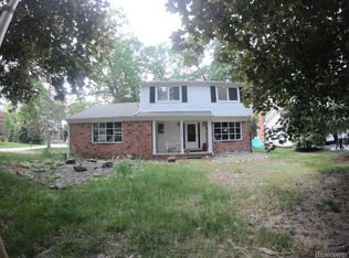 1476 Chanticlair Cir, Wixom, MI