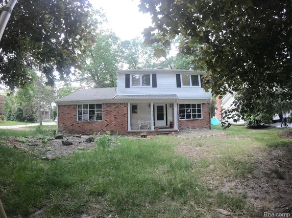 1476 Chanticlair Cir, Wixom, MI 48393