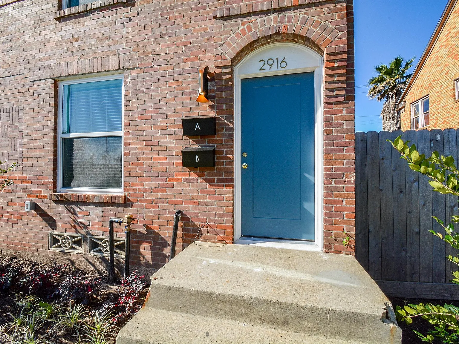 2916 Arbor St — Photo 2