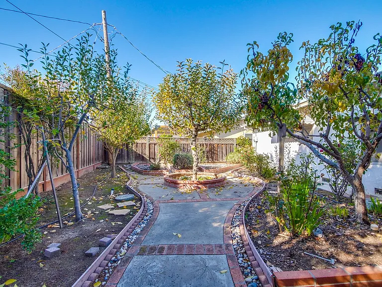 4712 Clarendon Dr — Photo 7