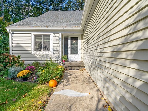 3rd image of 129 Stone Ridge Rd Unit 129