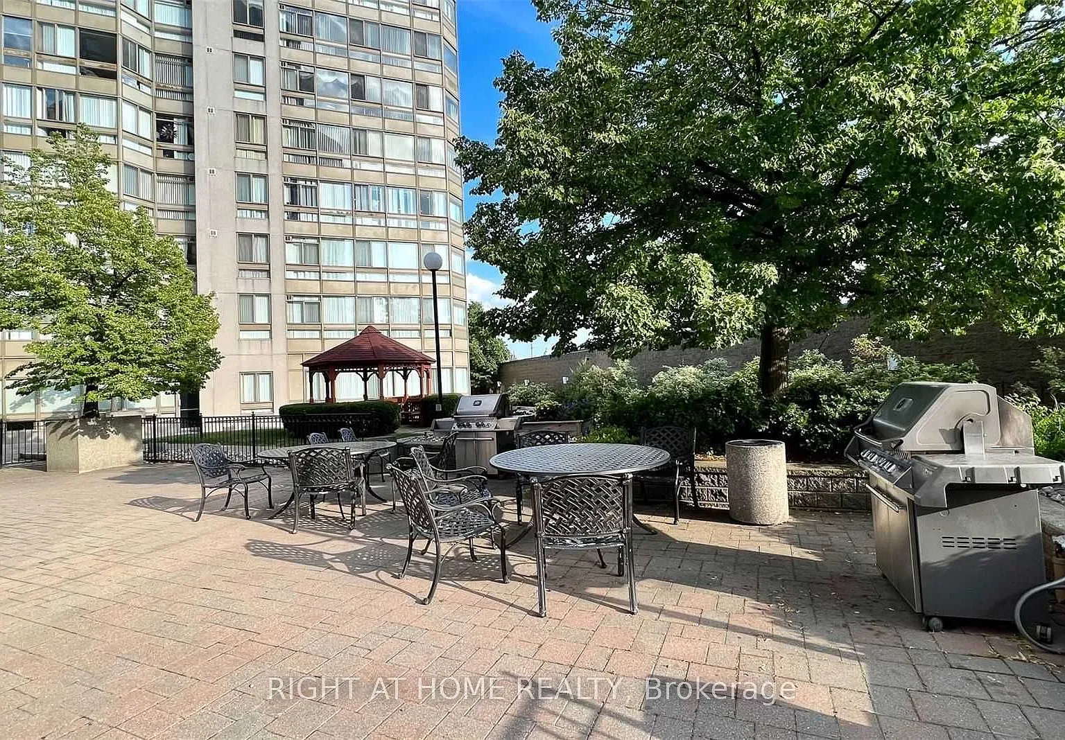 4 bed, $2,900 — Photo 1