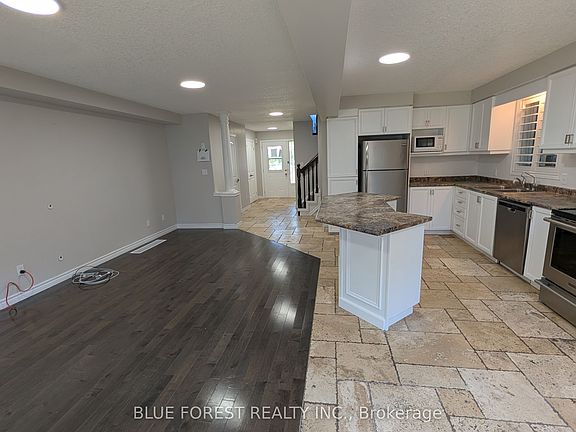 5th image of 904 Frontenac Cres