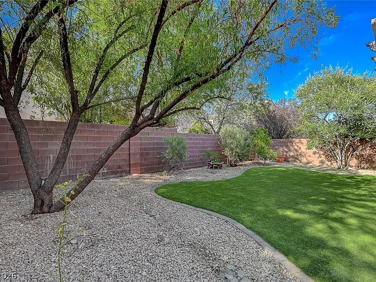 8454 Cerritos Ct — Photo 38