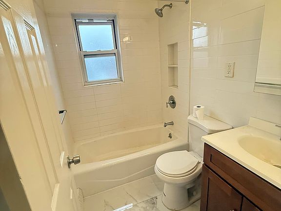 3rd image of 45 Tennis Ct #B33