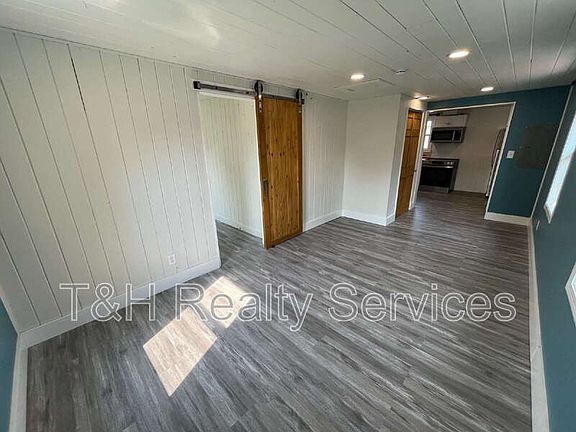 3rd image of 106 E Pendleton Ave