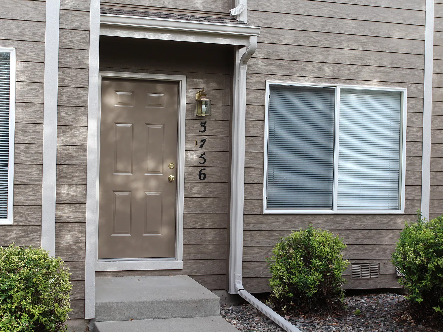 2 bed, 1.5 bath, 978 sqft, $1,700 — Photo 2
