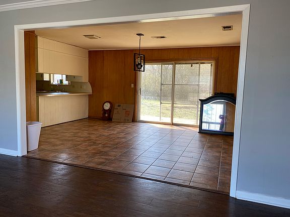 4th image of 829 Crestwood Dr