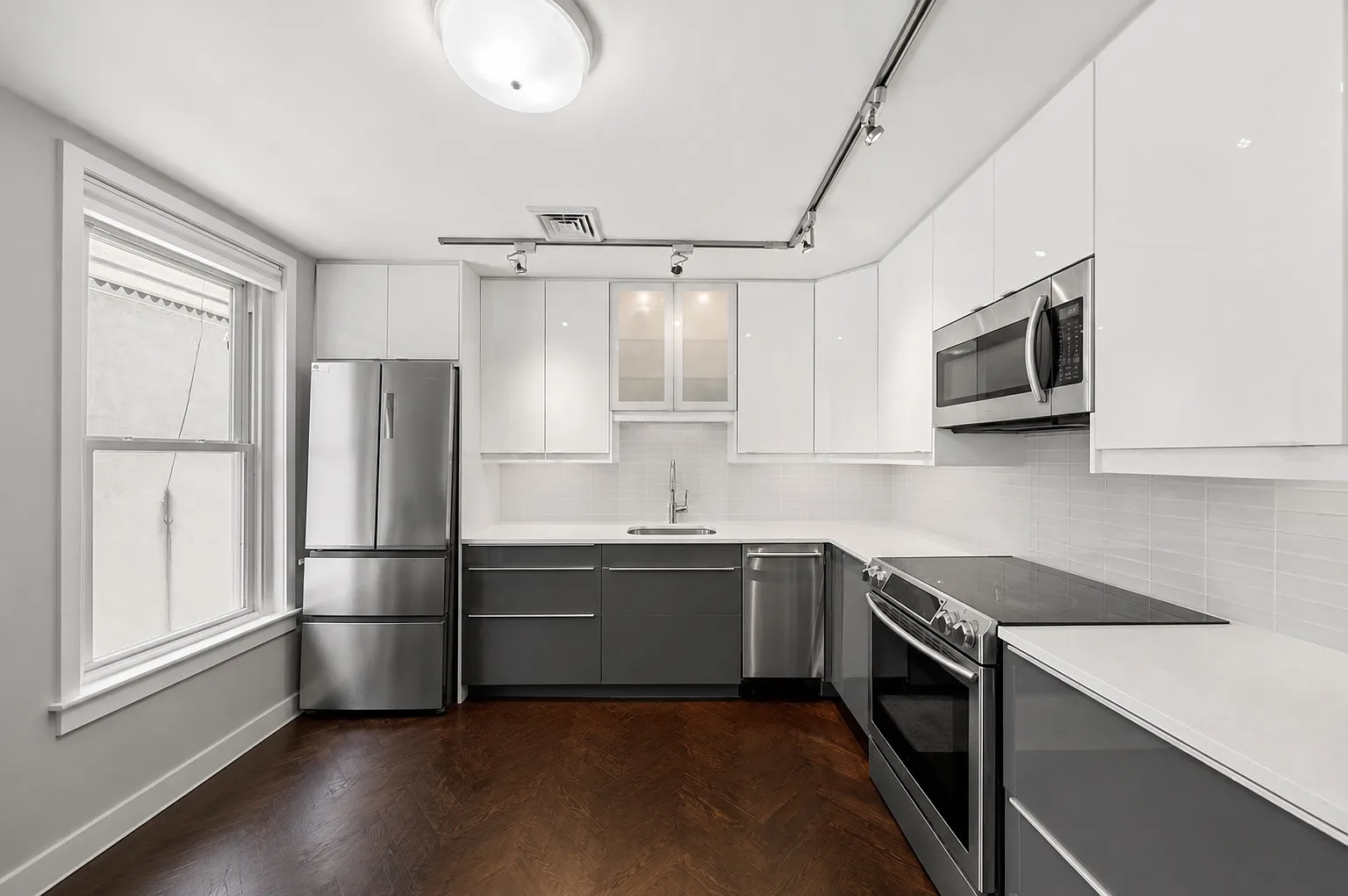 3 bed, 1450 sqft, $2,450 — Photo 4