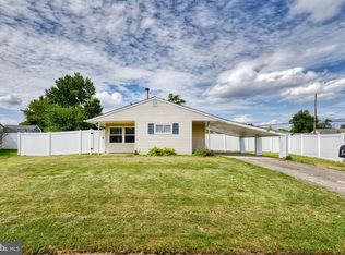 52 Beechtree Rd, Levittown, PA 19057