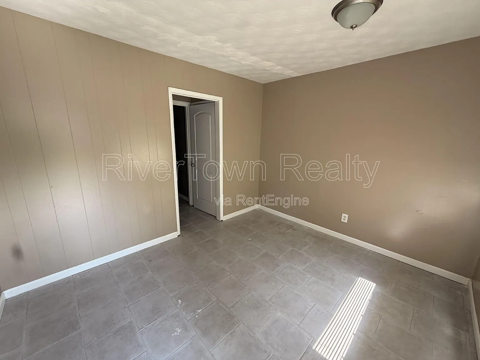 4 bed, 1.0 bath, 1307 sqft, $1,095 — Photo 2