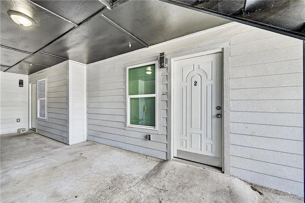 212 S Alex Ave — Photo 2