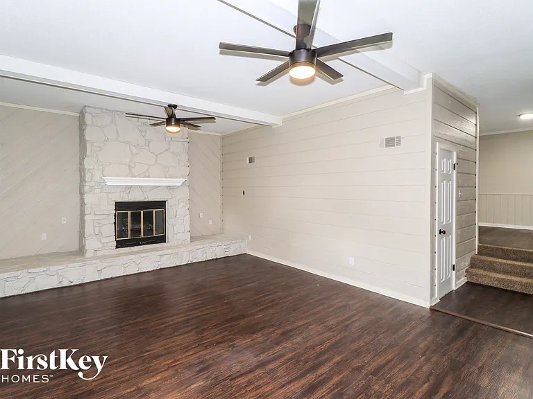 1712 Myrna Ln — Photo 7