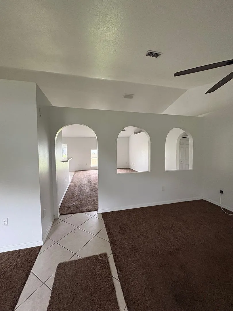 Beautiful 3-Bedroom Home with Open Floor Plan & Spacious Backyard in Marion Oaks! — Photo 2