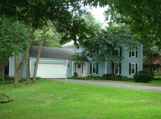 2S700 Horseshoe Dr, Batavia, IL 60510