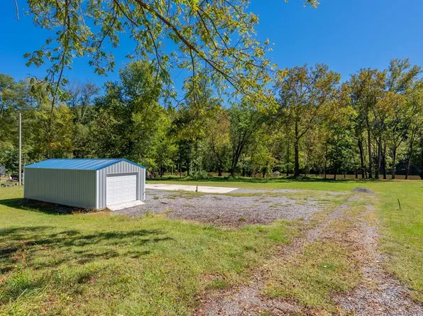 136 Lansworth Dr, Austinville, VA 24312