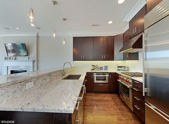 4th image of 1040 W Diversey Pkwy #2W
