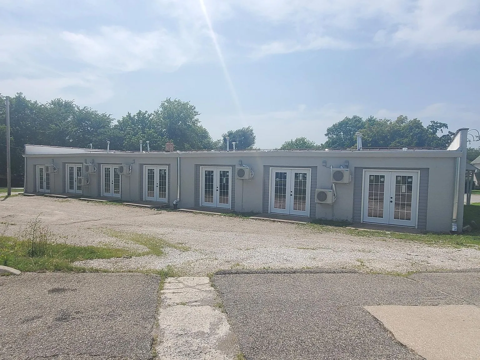 1104 W Broadway — Photo 1
