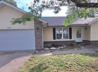 1752 S Fisk Ave, Springfield, MO 65802
