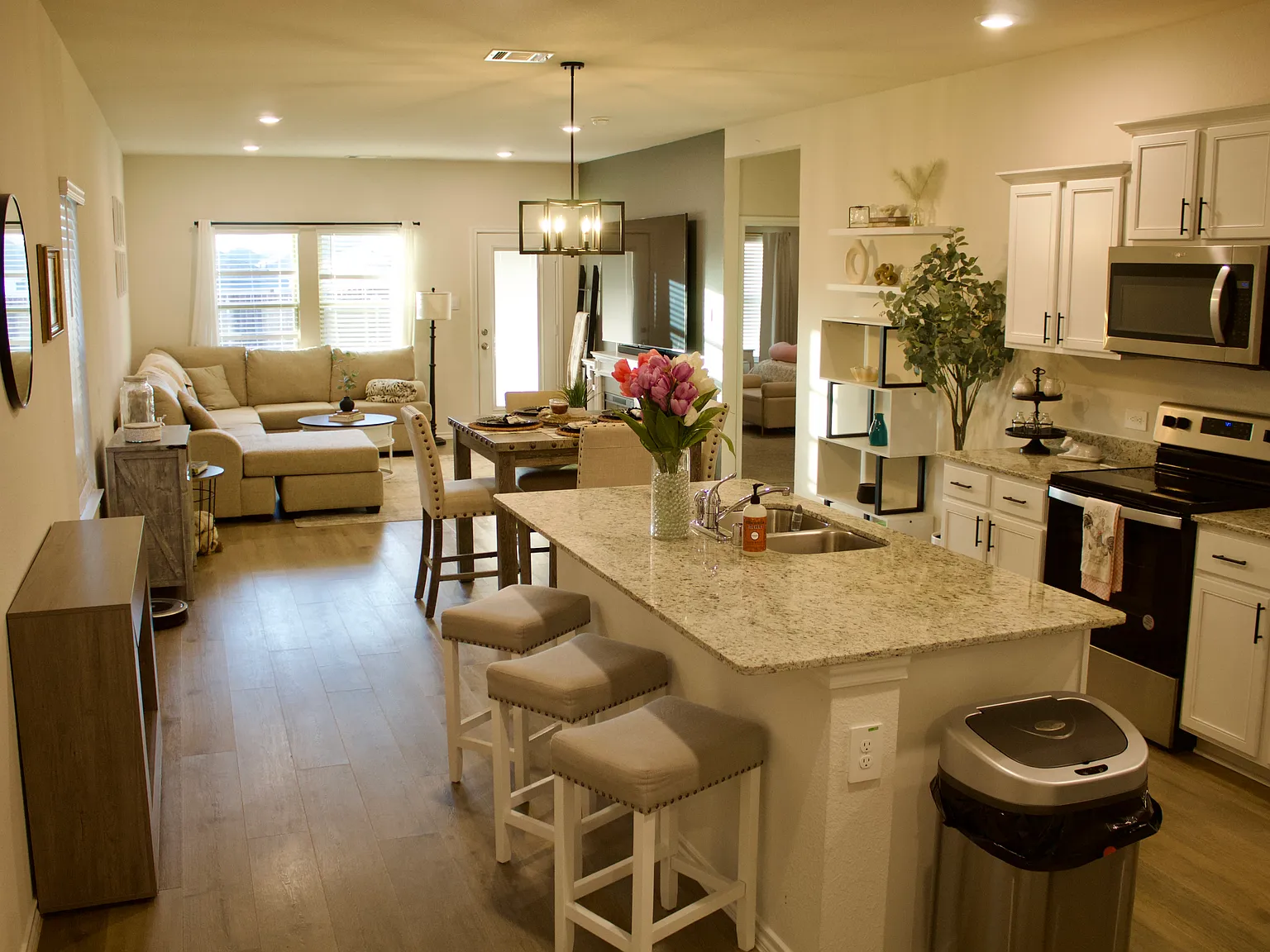 4 bed, 2207 sqft, $2,150 — Photo 2