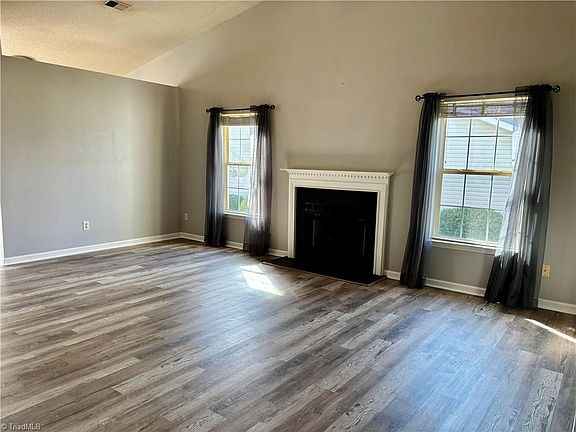 3rd image of 702 Oakmont Cir