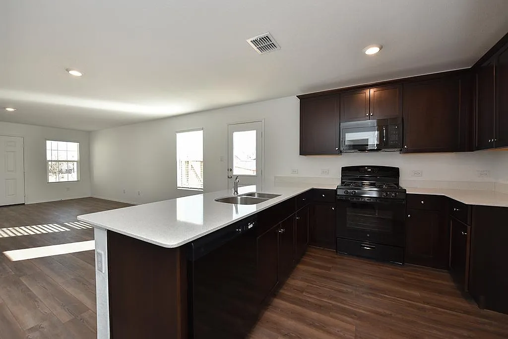 3 bed, 1261 sqft, $1,950 — Photo 3