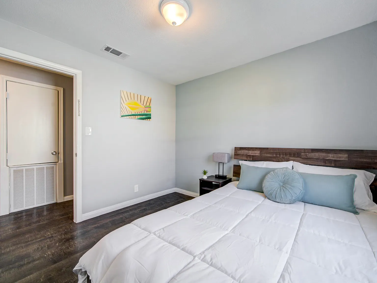 4 bed, 4.0 bath, 1904 sqft, $758 — Photo 2