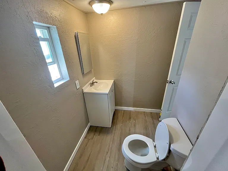 408 NW 8th St #5 — Photo 11