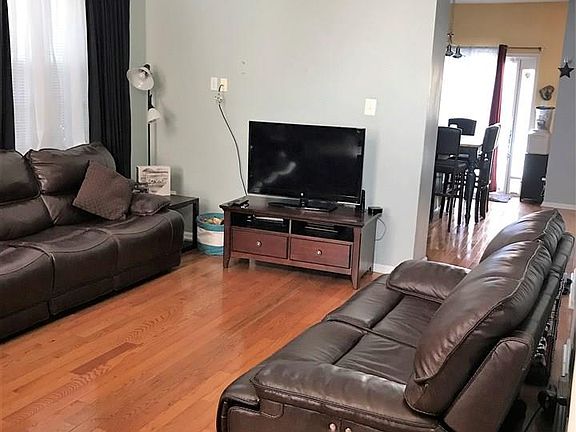 4th image of 110 Charleston Cir