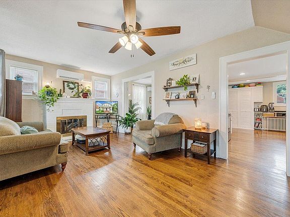 3rd image of 2304 Larchwood St NE
