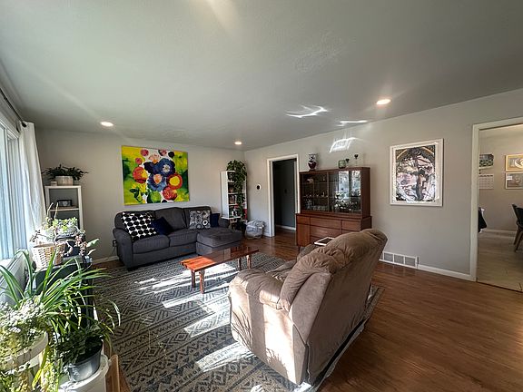 4th image of 1609 4th Ave NE #1