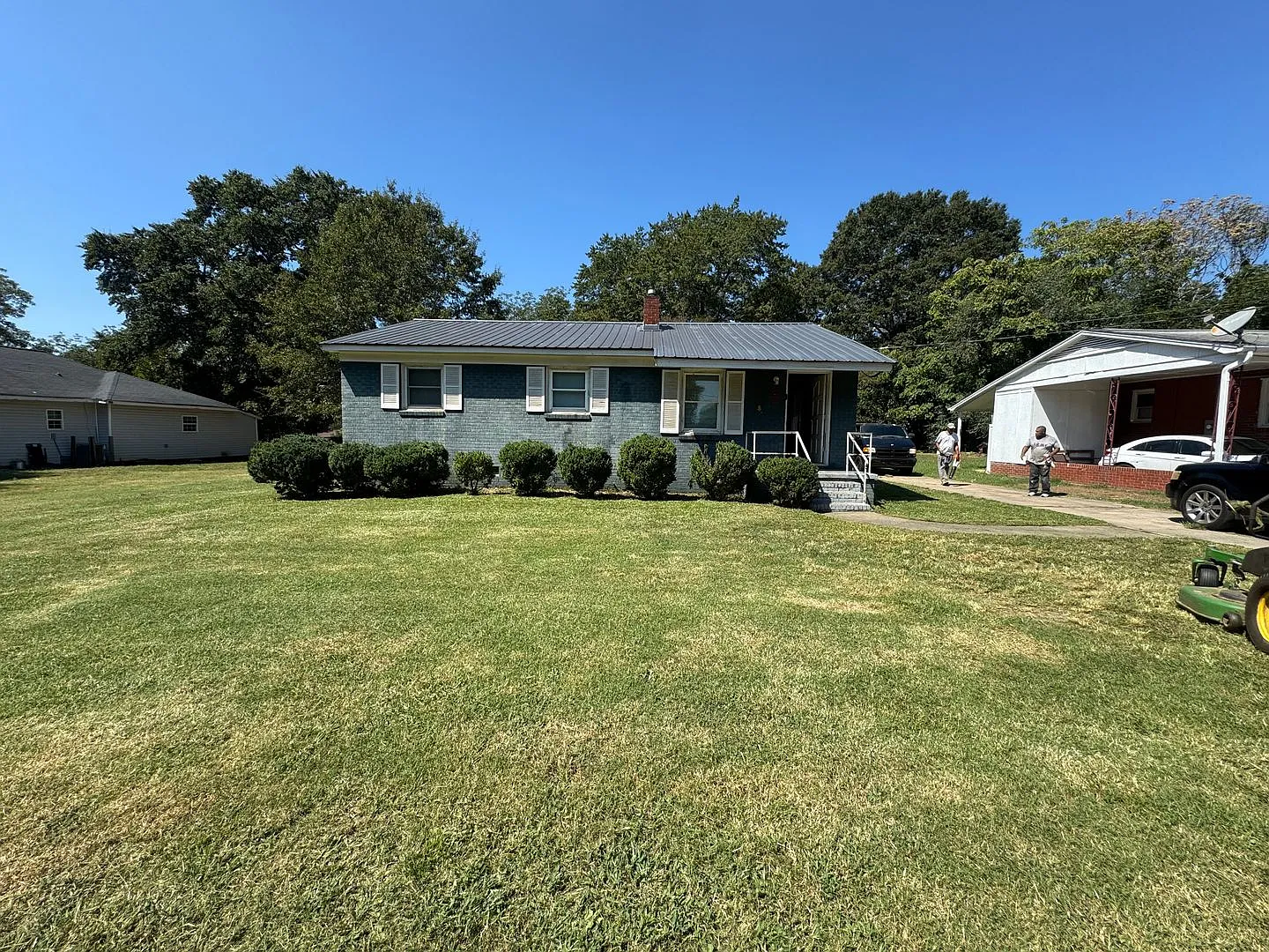 3 Bedroom House with 1 Bath — Photo 1