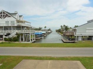 3915 Reeves Dr, Galveston, TX 77554