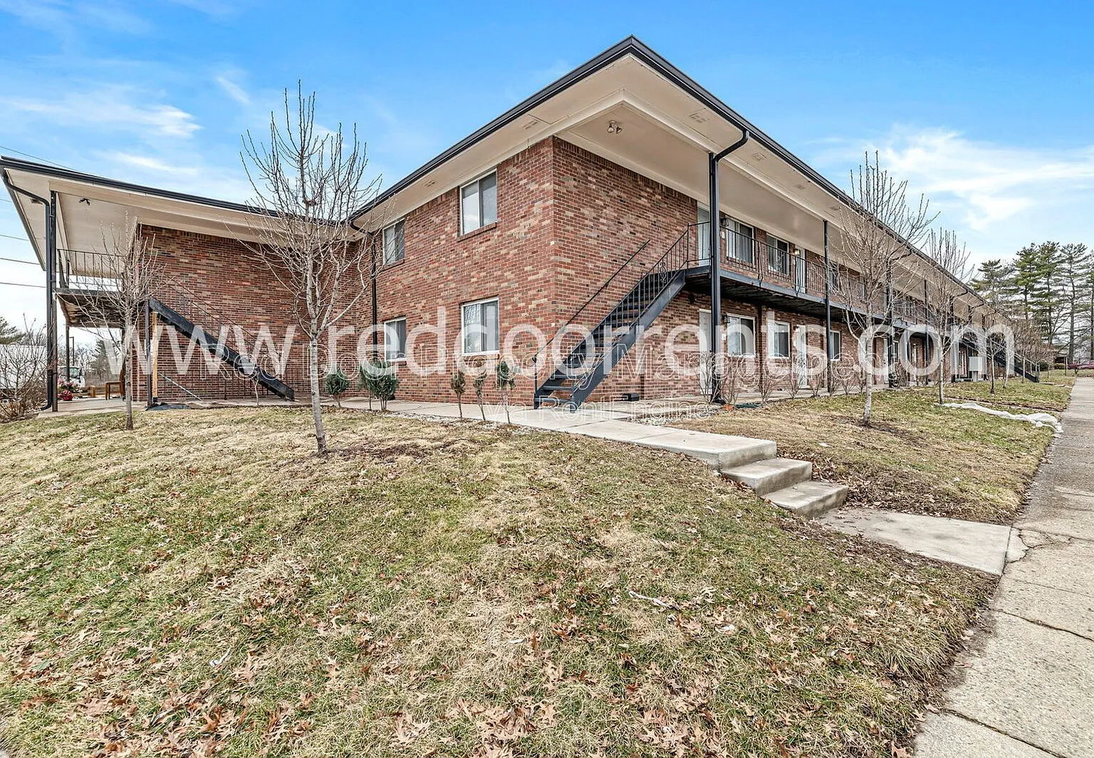 3 bed, 1.0 bath, 875 sqft, $1,195 — Photo 1