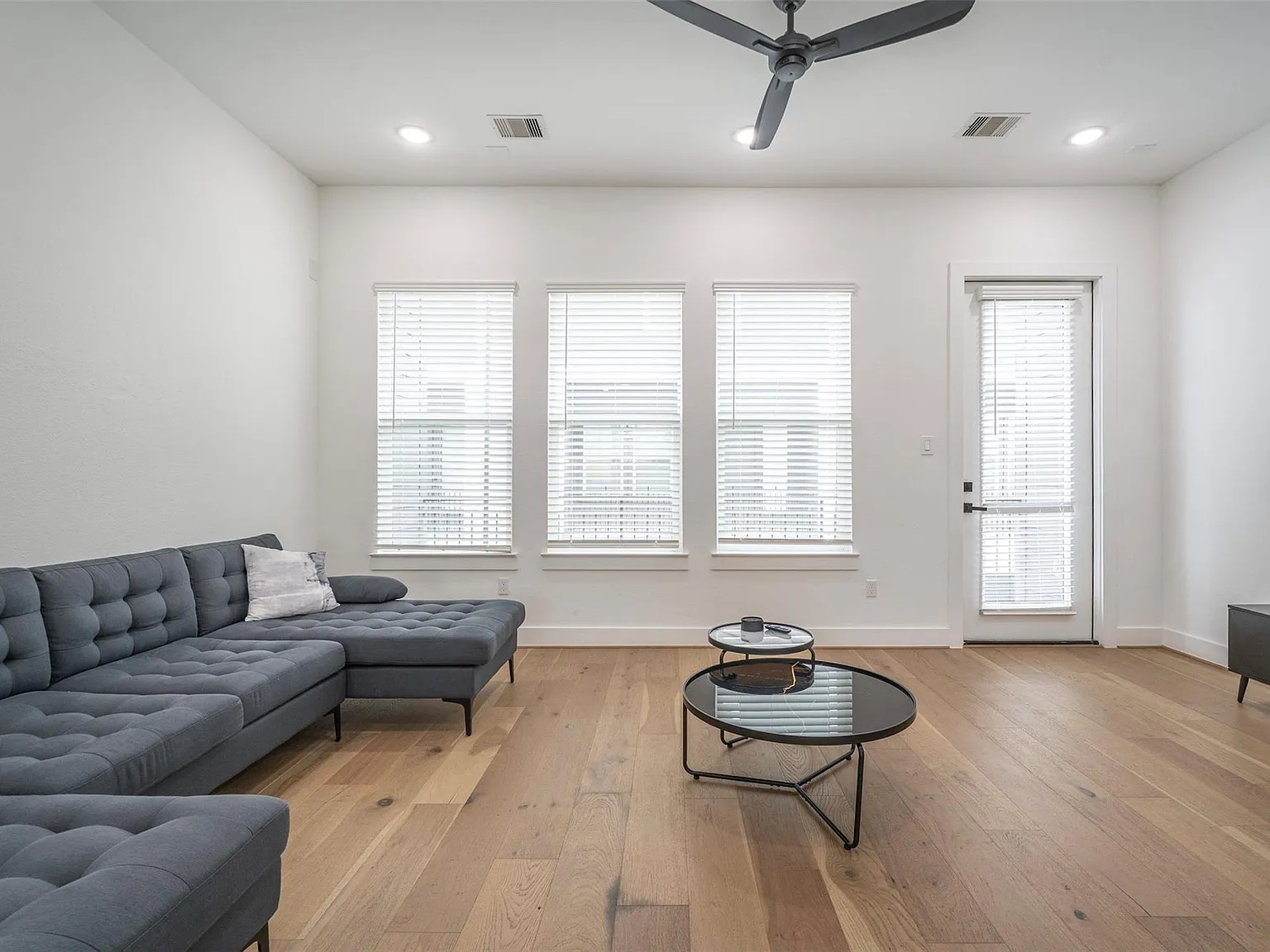 3 bed, 3.5 bath, 1828 sqft, $2,450 — Photo 2