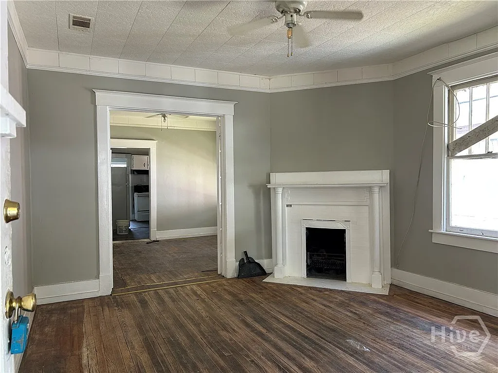 4 bed, 1.0 bath, 1600 sqft, $1,700 — Photo 2