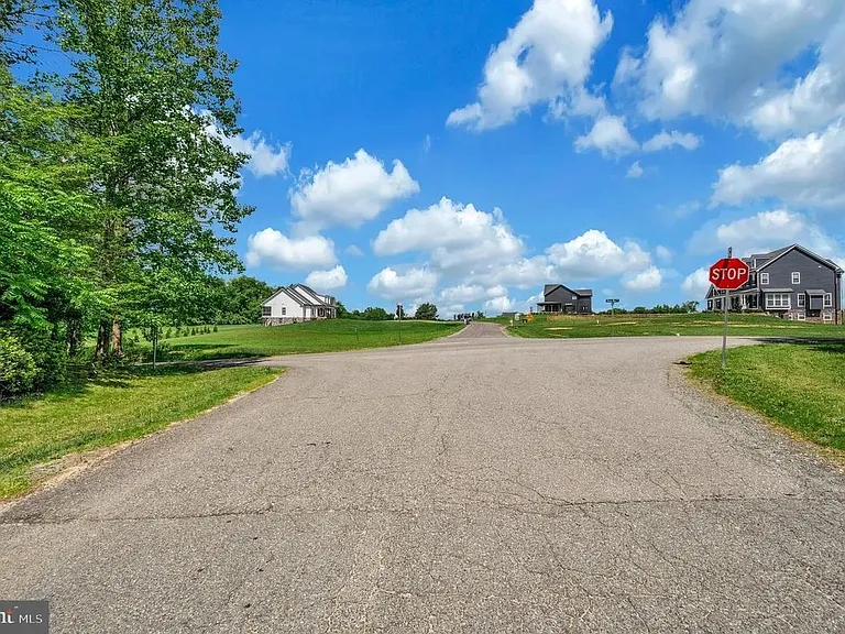 2 English Hills Dr — Photo 42