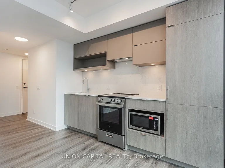 100 Queen St E #909 — Photo 5