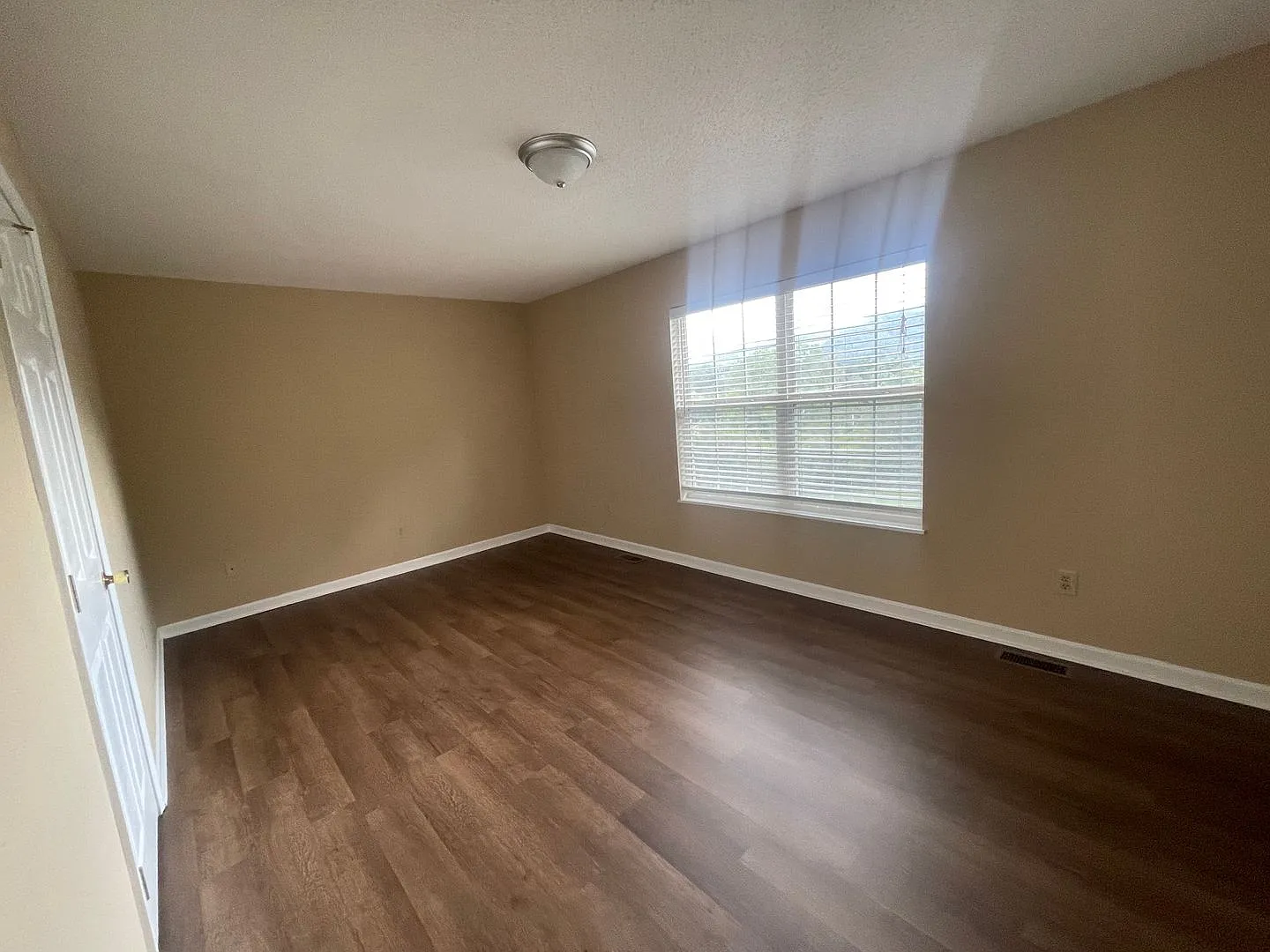 2 Bedrooms/1.5 Baths Johnson City, TN. 37604 — Photo 4
