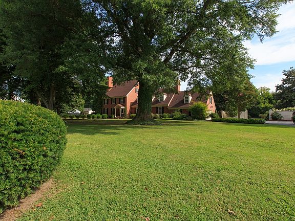 4th image of 1109 Hambrooks Blvd