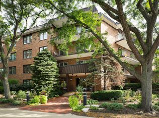 711 Oak St APT 304, Winnetka, IL 60093