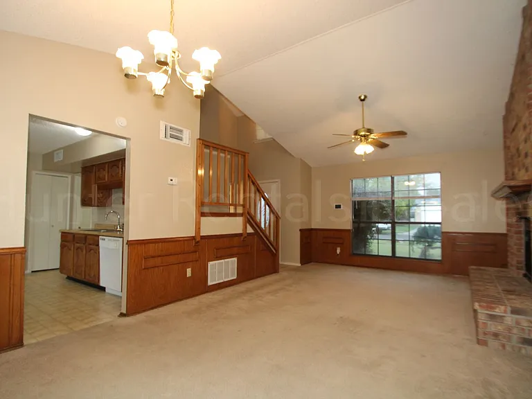 1905 Meadowbrook Dr — Photo 5