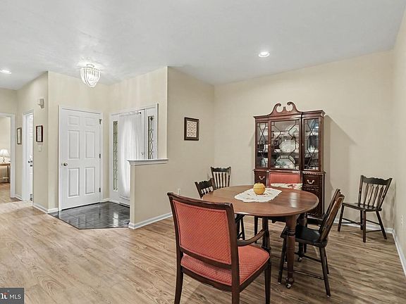 3rd image of 525 Waterside Cir