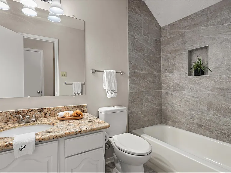 714 Regency Ct — Photo 17