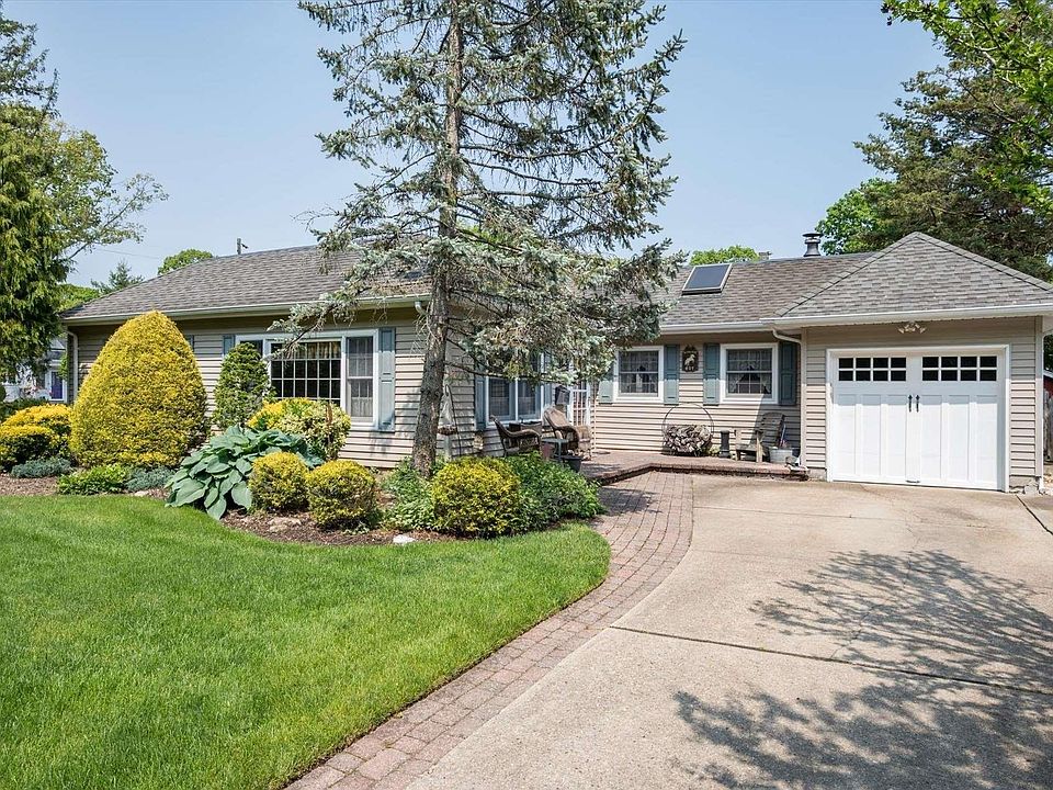 1st image of 637 Seaford Avenue