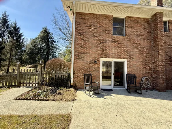 5 Shadow Valley Dr, Hendersonville, NC 28739