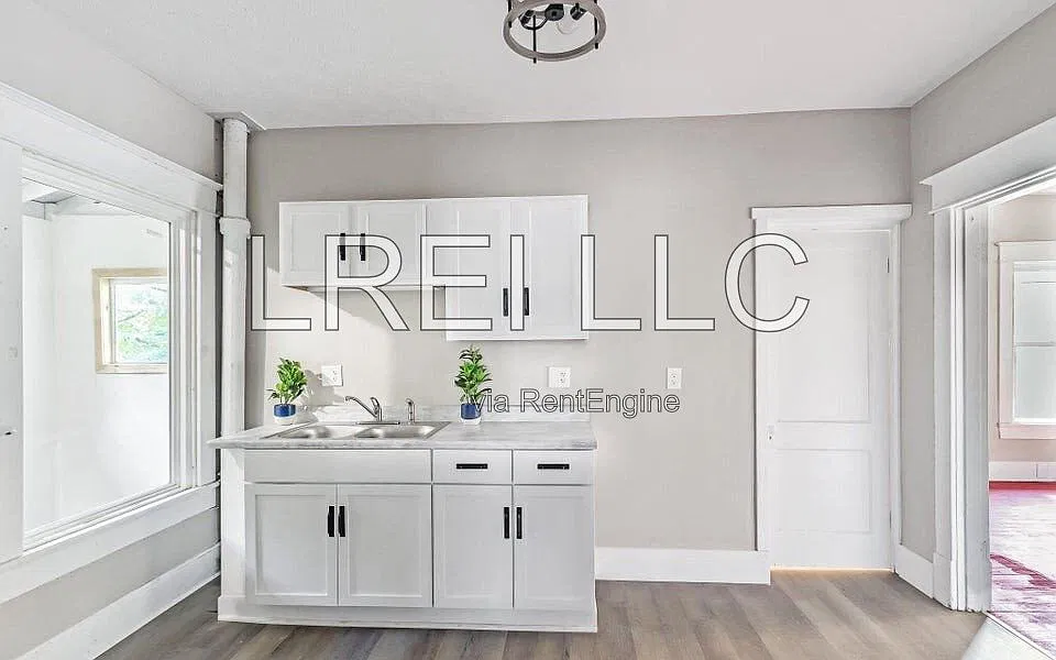 2 bed, 1.0 bath, $1,150 — Photo 3