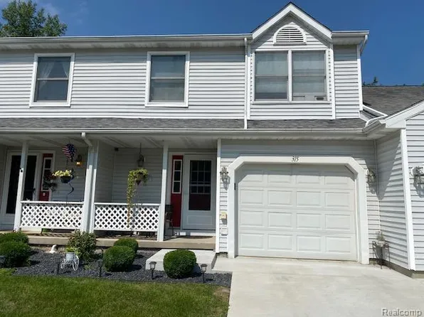 315 Meadow Pointe Dr, Fenton, MI 48430