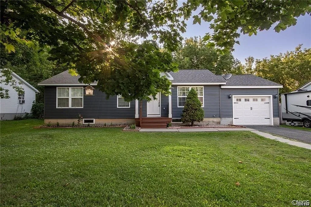 3 bed, 1.0 bath, 1008 sqft, $1,650 — Photo 1
